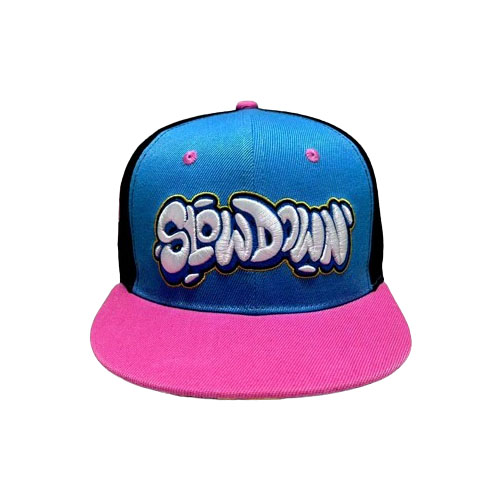 ¿Cuáles son algunas marcas o diseñadores populares que fabrican gorras Snapback de 6 paneles?